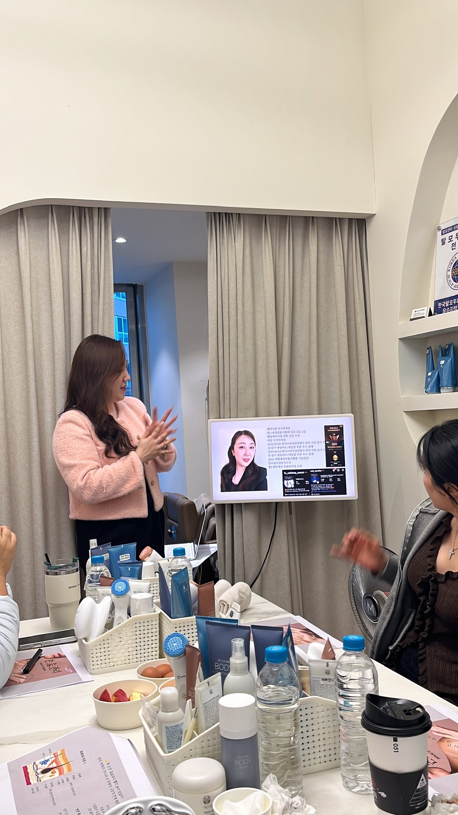 테이블 앞에서 강의 중인 민정 원장