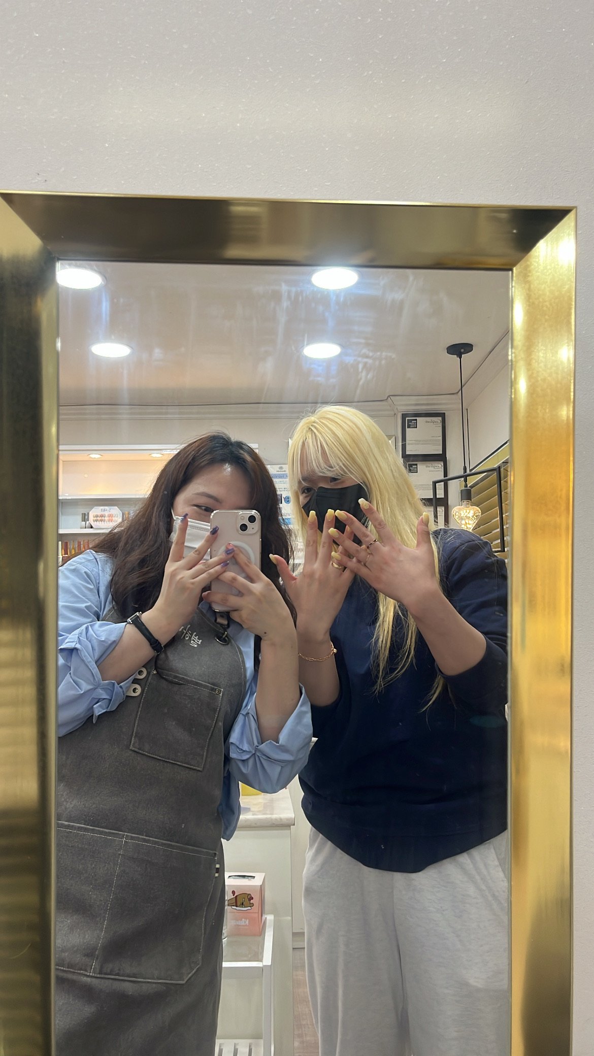 거울 앞에서 고객과 손 시술 결과를 보여주는 사진