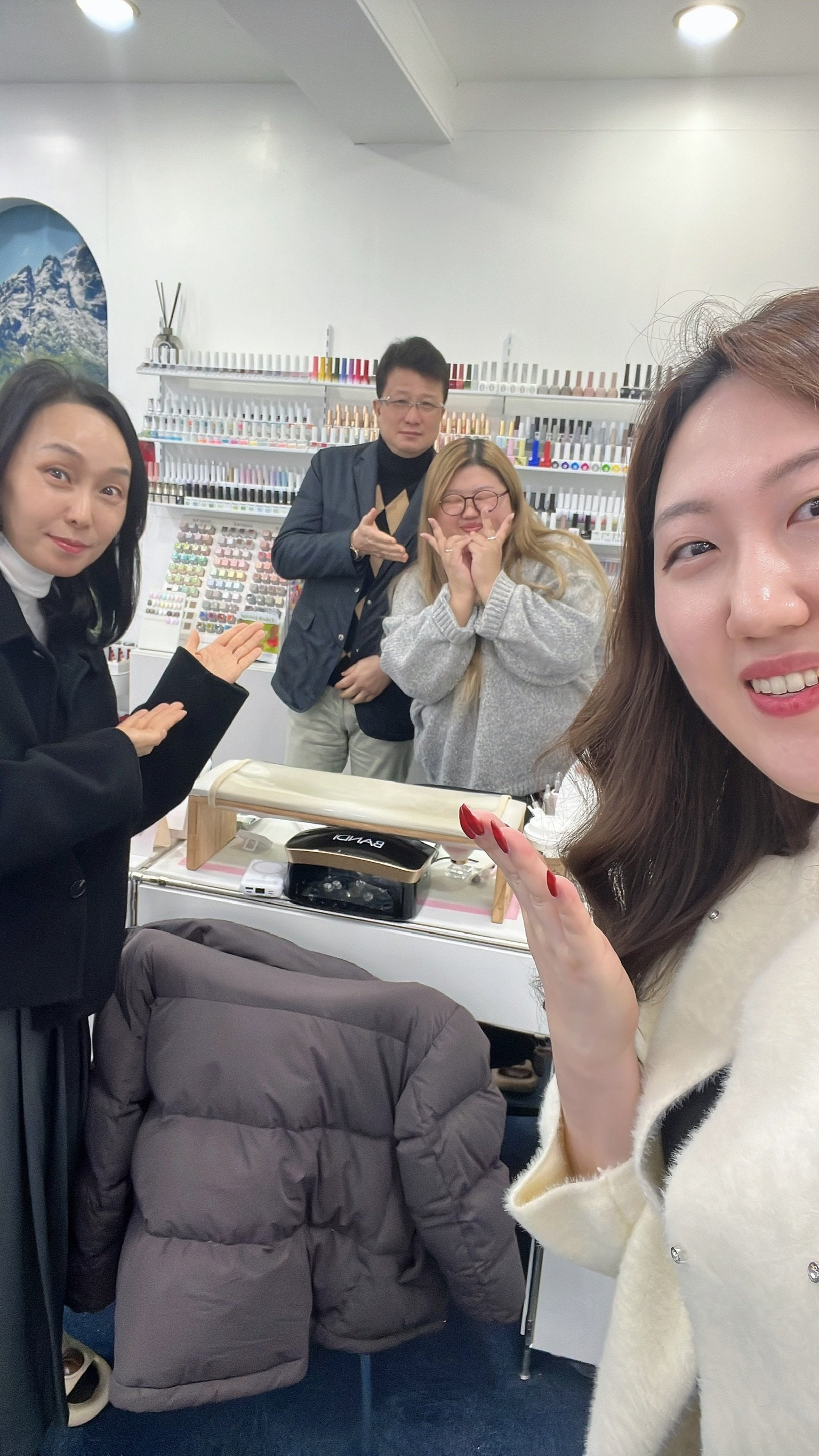 샵 시술 공간에서 고객과 촬영한 사진
